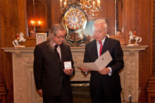Everitt_receives_award